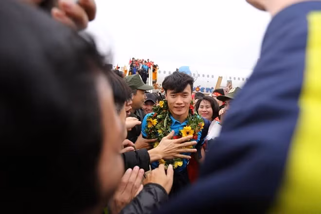 Biển người chào đón đội tuyển Việt Nam chiến thắng trở về ảnh 9 Biển người chào đón đội tuyển Việt Nam chiến thắng trở về ảnh 9