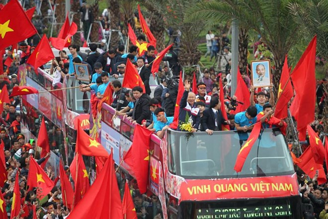 Biển người chào đón đội tuyển Việt Nam chiến thắng trở về ảnh 20