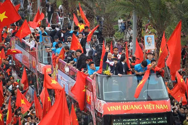 Biển người chào đón đội tuyển Việt Nam chiến thắng trở về ảnh 20 Biển người chào đón đội tuyển Việt Nam chiến thắng trở về ảnh 20