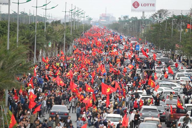 Biển người chào đón đội tuyển Việt Nam chiến thắng trở về ảnh 21