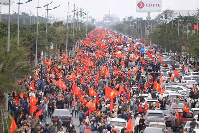 Biển người chào đón đội tuyển Việt Nam chiến thắng trở về ảnh 21 Biển người chào đón đội tuyển Việt Nam chiến thắng trở về ảnh 21