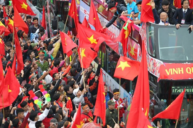 Biển người chào đón đội tuyển Việt Nam chiến thắng trở về ảnh 25
