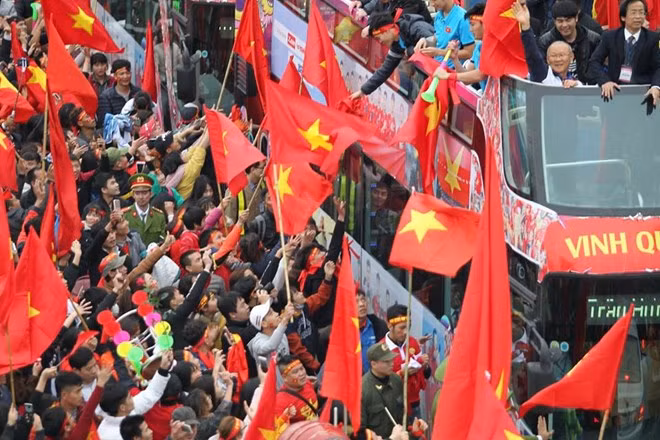 Biển người chào đón đội tuyển Việt Nam chiến thắng trở về ảnh 25 Biển người chào đón đội tuyển Việt Nam chiến thắng trở về ảnh 25