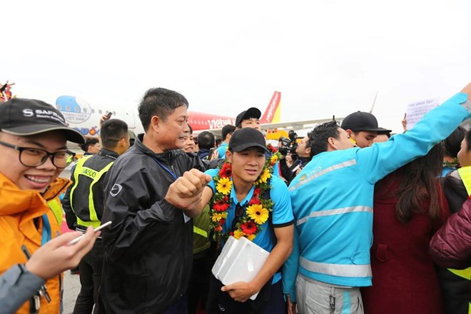 Biển người chào đón đội tuyển Việt Nam chiến thắng trở về ảnh 17