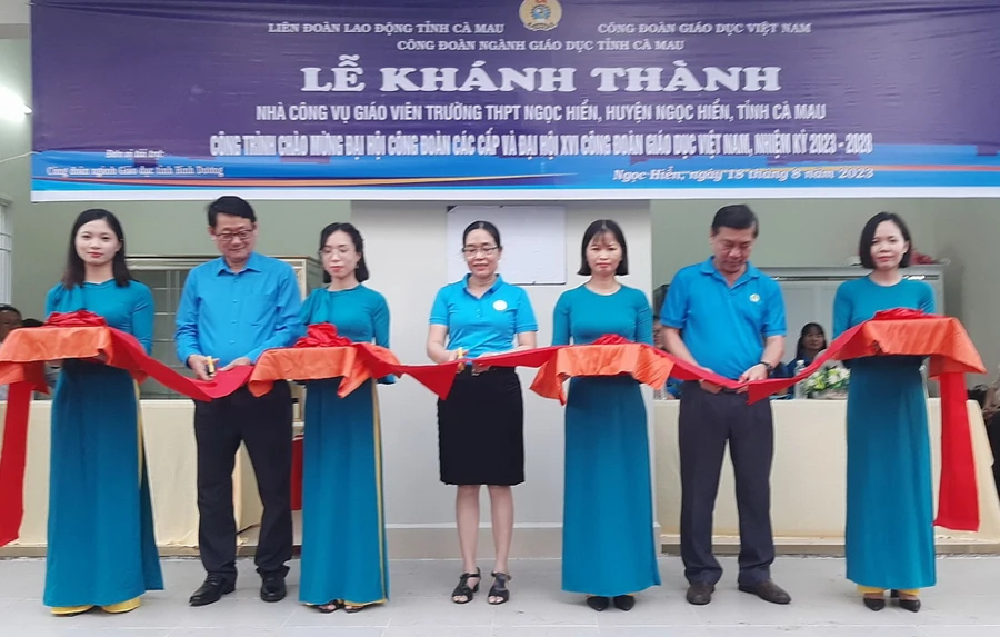 Các đại biểu thực hiện nghi thức khánh thành.