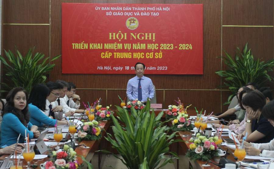 Giám đốc Sở GD&amp;ĐT Hà Nội Trần Thế Cương chủ trì hội nghị.