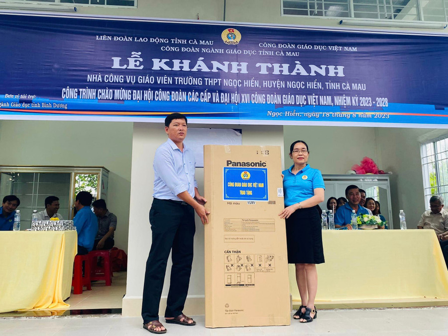 Công đoàn Giáo dục Việt Nam trao tặng 2 tủ lạnh để trang bị cho nhà công vụ. Công đoàn Giáo dục Việt Nam trao tặng 2 tủ lạnh để trang bị cho nhà công vụ.