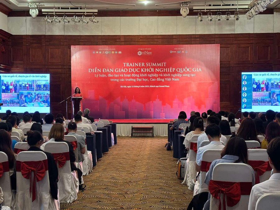 Đại biểu tham luận tại diễn đàn.