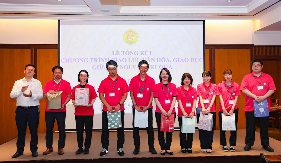 Đại diện Sở GD&amp;ĐT Hà Nội tặng quà lưu niệm cho đoàn giáo viên và học sinh Nhật Bản.