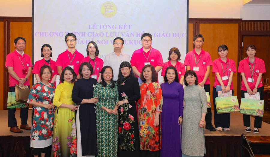 Lãnh đạo các trường THPT tặng quà lưu niệm cho đoàn giáo viên và học sinh Nhật Bản.