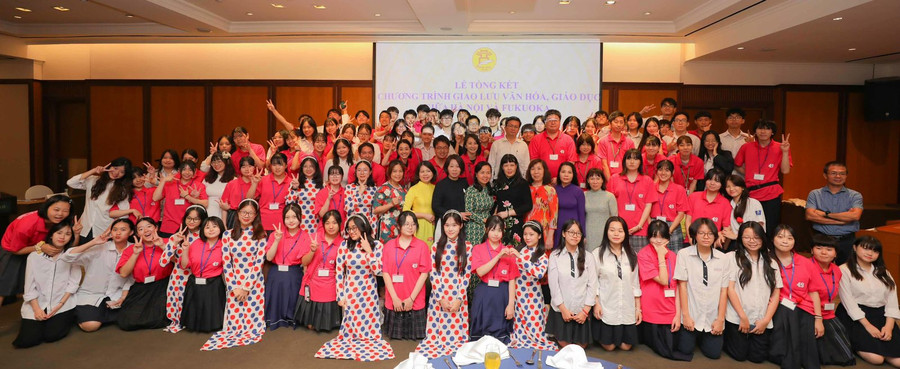 Các đại biểu chụp ảnh lưu niệm.