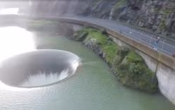 Đập tràn khổng lồ hút nước giữa hồ chứa Mỹ