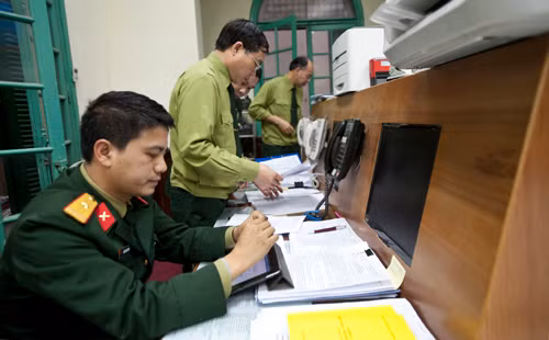 Cán bộ Ủy ban tìm kiếm cứu nạn quốc gia trực tại trụ sở