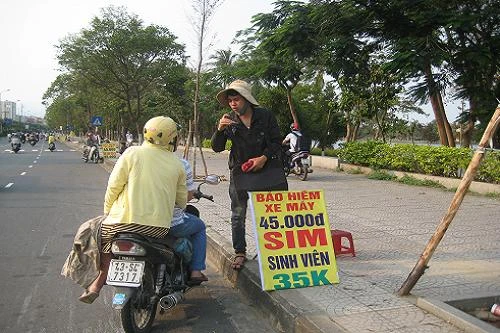 Một người tham gia bán sim rác ngang nhiên mời chào khách qua đường