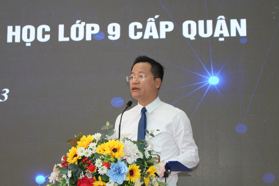 TS Lê Đức Thuận - Trưởng phòng GDĐT quận Ba Đình phát biểu và chúc mừng 594 học sinh đạt giải. TS Lê Đức Thuận - Trưởng phòng GDĐT quận Ba Đình phát biểu và chúc mừng 594 học sinh đạt giải.
