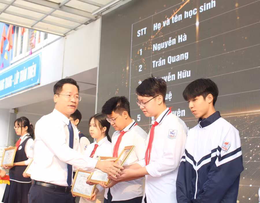 TS. Lê Đức Thuận - Trưởng phòng GDĐT quận Ba Đình trao khen thưởng cho học sinh đạt giải Nhất.