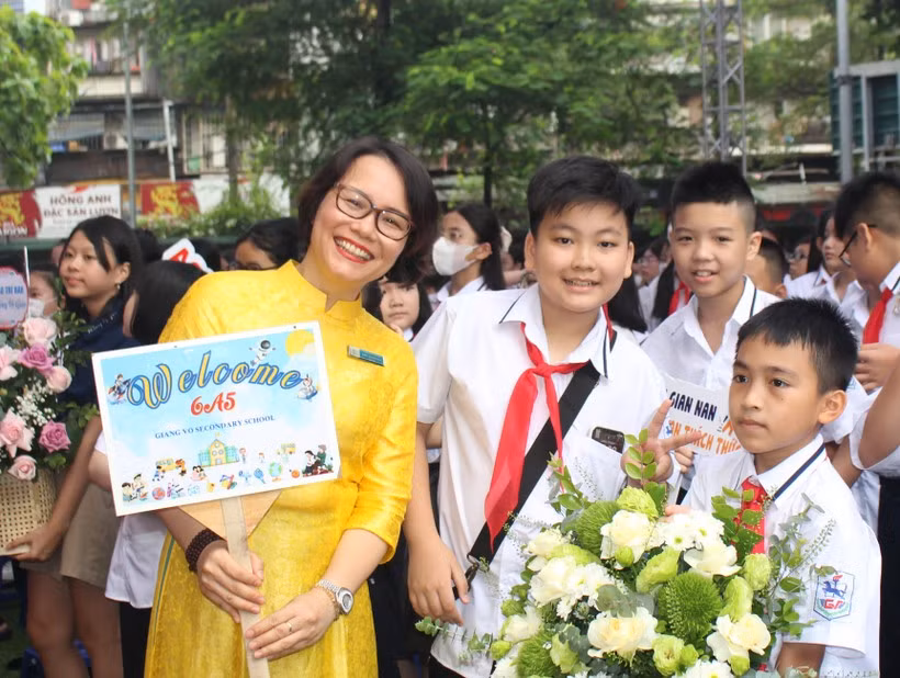 Cô giáo Đặng Thị Thùy Nga lưu lại hình ảnh ngày đầu đón học trò năm học 2023 -2024.