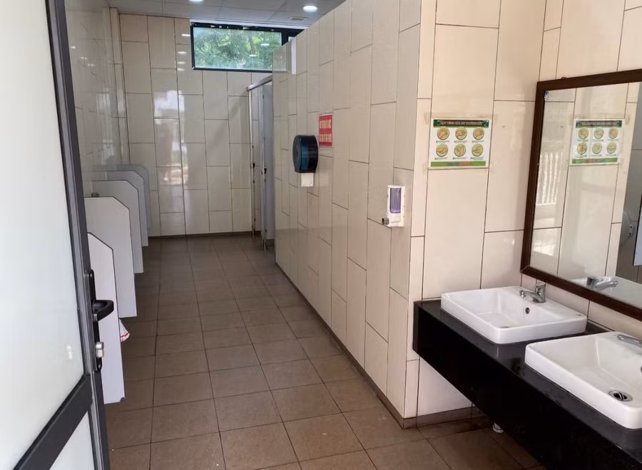 Khu nhà vệ sinh sạch, đẹp của Trường Tiểu học Hoàng Diệu.