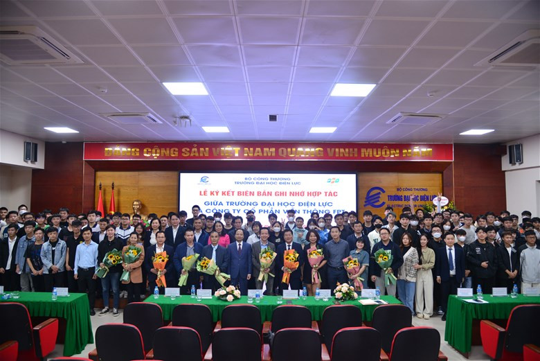 Đại diện FPT Telecom và Khoa Điện tử - Viễn thông cùng sinh viên tại Lễ ký kết biên bản ghi nhớ hợp tác.