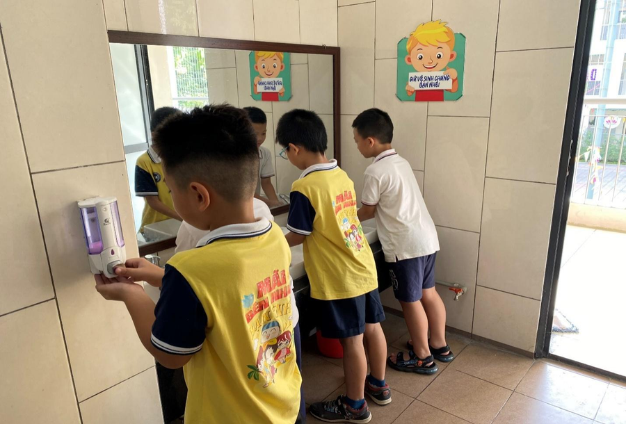 Học sinh duy trì thói quen rửa tay với xà phòng.