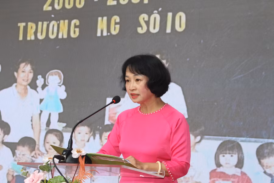 Cô Trần Thị Mai Anh - Hiệu trưởng trường Mẫu giáo Số 10 ôn lại chặng đường 45 năm xây dựng và phát triển của nhà trường.