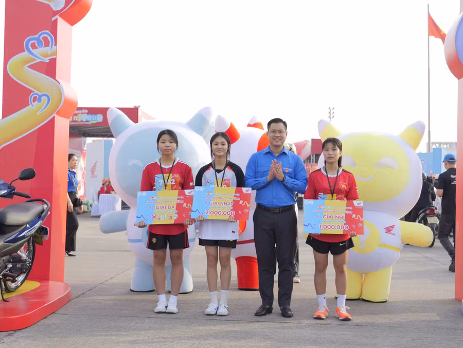 Anh Giáp Xuân Cảnh, Phó Bí thư Tỉnh đoàn Bắc Giang trao giải cho các đơn vị.