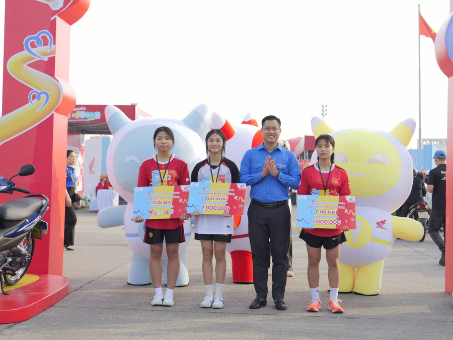 Anh Giáp Xuân Cảnh, Phó Bí thư Tỉnh đoàn Bắc Giang trao giải cho các đơn vị. Anh Giáp Xuân Cảnh, Phó Bí thư Tỉnh đoàn Bắc Giang trao giải cho các đơn vị.