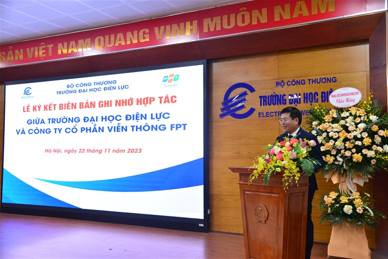 TS. Nguyễn Lê Cường, Phó Hiệu trưởng Trường Đại học Điện lực phát biểu.