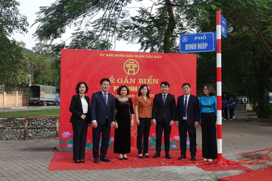 Phố Đinh Núp dài 1.000m từ ngã ba giao cắt phố Nguyễn Chánh tại ô đất A5 và A7, đến ngã tư giao cắt phố Tú Mỡ tại điểm đối diện toà chung cư CT4 Vimeco. Phố Đinh Núp dài 1.000m từ ngã ba giao cắt phố Nguyễn Chánh tại ô đất A5 và A7, đến ngã tư giao cắt phố Tú Mỡ tại điểm đối diện toà chung cư CT4 Vimeco.