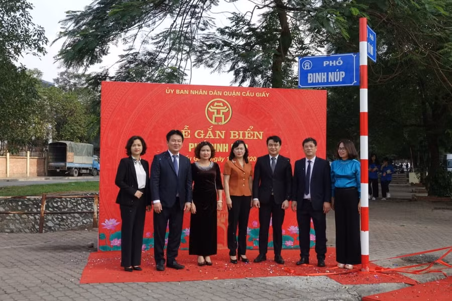 Phố Đinh Núp dài 1.000m từ ngã ba giao cắt phố Nguyễn Chánh tại ô đất A5 và A7, đến ngã tư giao cắt phố Tú Mỡ tại điểm đối diện toà chung cư CT4 Vimeco.