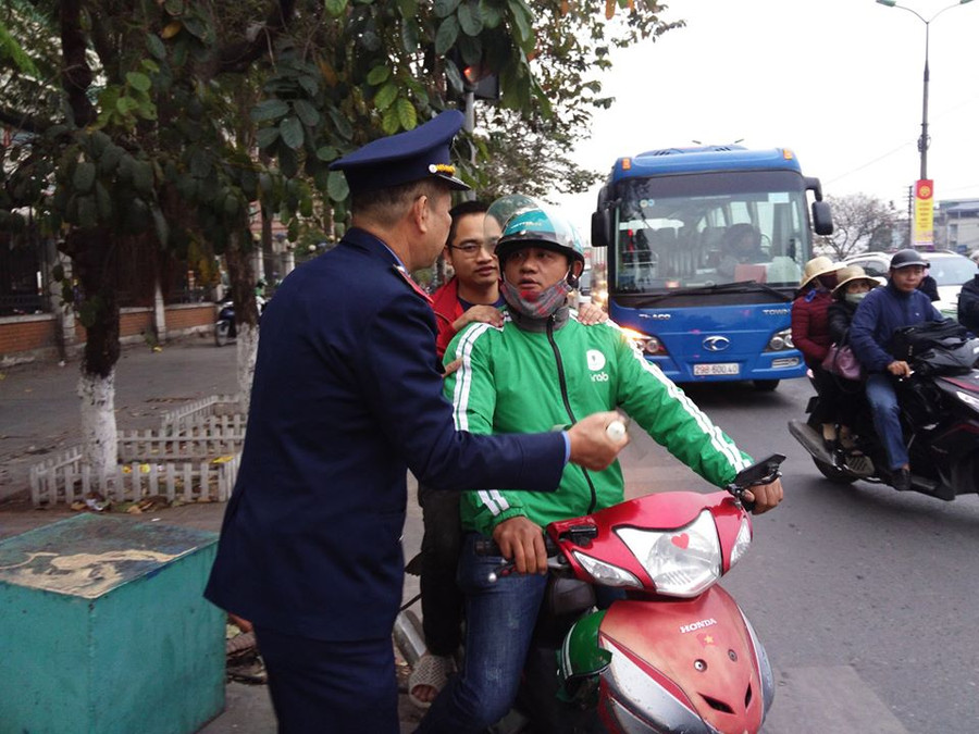 Lực lượng chức năng điều tiết giao thông, hướng dẫn phương tiện đi đúng làn, nhiều trường hợp đi xe trên vỉa hè bị nhắc nhở và xử lý kịp thời. Lực lượng chức năng điều tiết giao thông, hướng dẫn phương tiện đi đúng làn, nhiều trường hợp đi xe trên vỉa hè bị nhắc nhở và xử lý kịp thời.