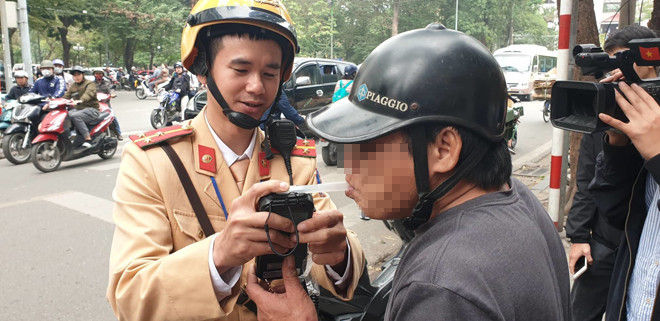 Đẩy mạnh kiểm tra, xử lý nghiêm người điều khiển phương tiện giao thông vi phạm nồng độ cồn