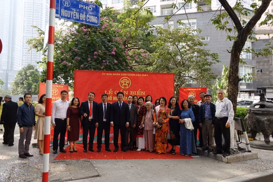 Phố Nguyễn Đỗ Cung dài 500m từ ngã ba giao cắt đường Nguyễn Phong Sắc tại số 76 đến ngã ba giao cắt phố Chùa Hà tại điểm đối diện cổng sau trường THCS Dịch Vọng.