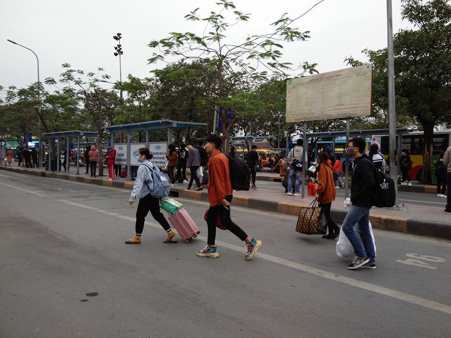 Giám đốc Công ty CP Bến xe Hà Nội Nguyễn Anh Toàn cho biết, tại các bến xe thuộc công ty quản lý tổ chức sắp xếp phương tiện hoạt động trên các bến một cách hợp lý, khoa học, đảm bảo an toàn giao thông để giải toả khách kịp thời. Giám đốc Công ty CP Bến xe Hà Nội Nguyễn Anh Toàn cho biết, tại các bến xe thuộc công ty quản lý tổ chức sắp xếp phương tiện hoạt động trên các bến một cách hợp lý, khoa học, đảm bảo an toàn giao thông để giải toả khách kịp thời.