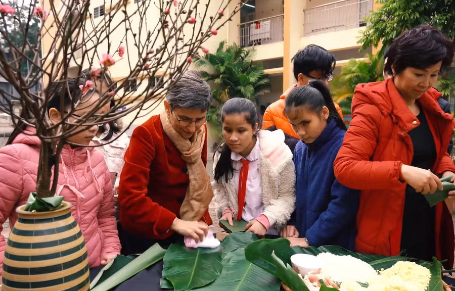 "Đại sứ Tây" gói bánh chưng cùng học sinh khiếm thị