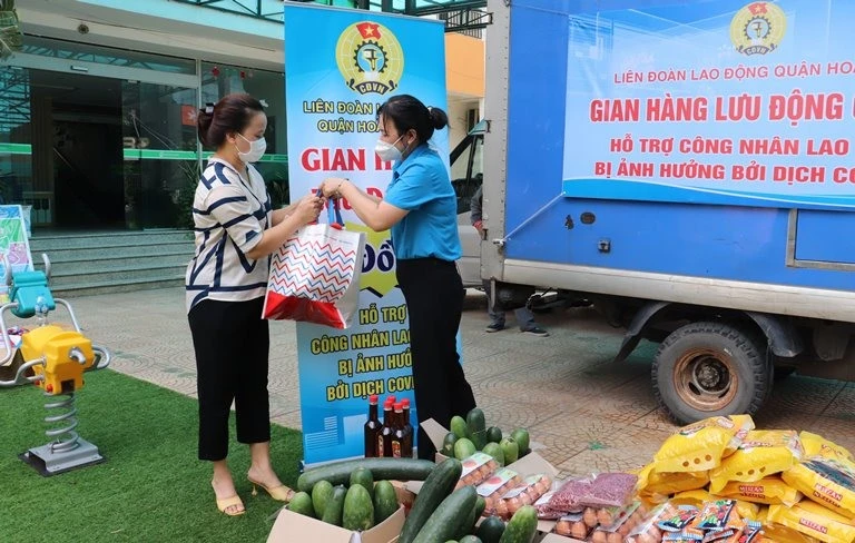 Liên đoàn Lao động quận Hoàng Mai (Hà Nội) trao hỗ trợ cho giáo viên các trường mầm non ngoài công lập