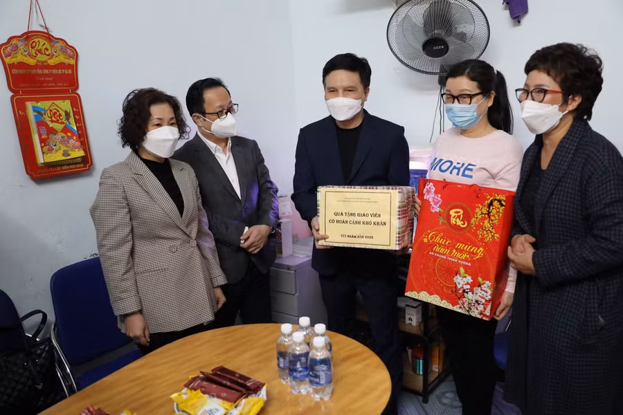 Đoàn công tác tặng quà thầy giáo Ngô Văn Hiếu.