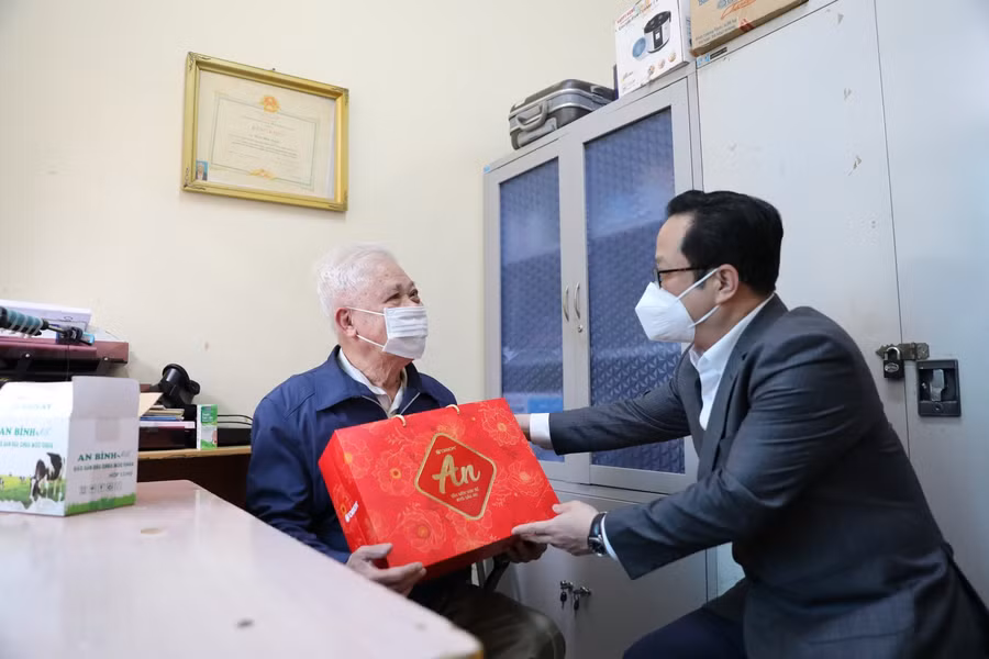 Giám đốc Sở GD&amp;ĐT Hà Nội Trần Thế Cương tặng quà thầy giáo Phạm Đình Thắng.