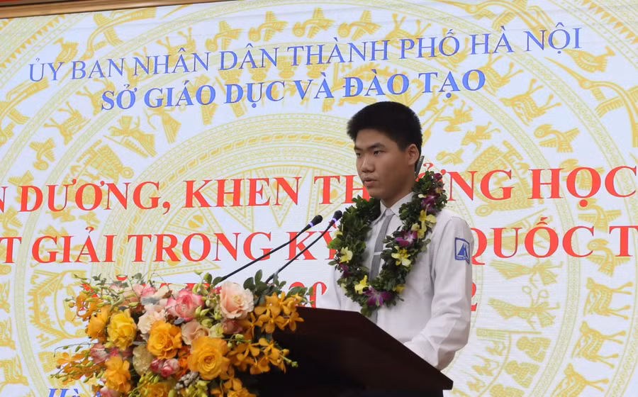 Nguyễn Trí Đức - Học sinh lớp 12 Hóa 1 Trường THPT chuyên Hà Nội - Amsterdam đại diện cho các bạn học sinh phát biểu tại buổi lễ