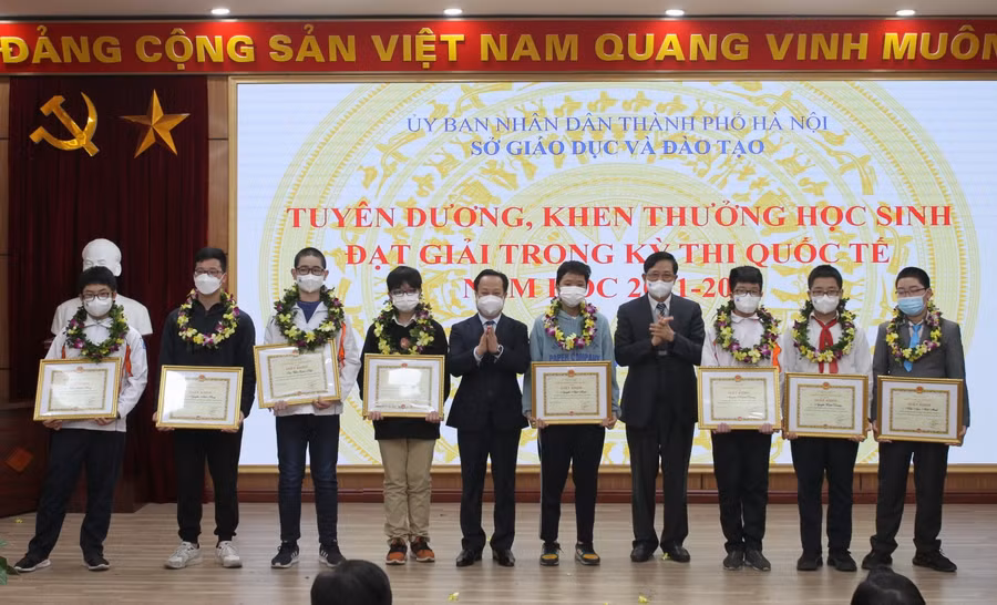 Lãnh đạo Sở GD&amp;ĐT Hà Nội trao giấy khen cho các học sinh