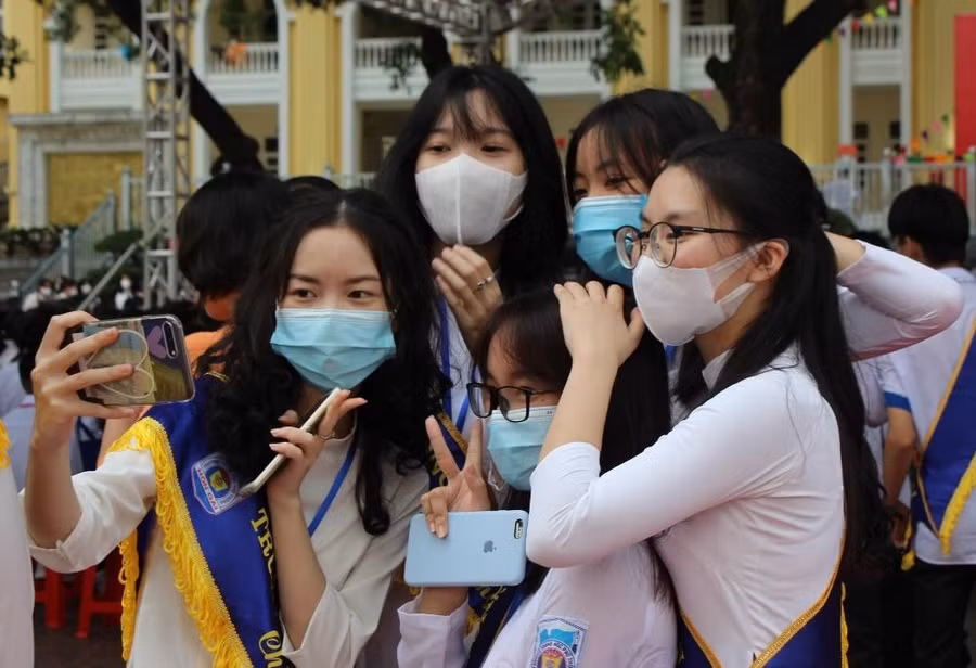 Học sinh Trường THPT Hòn Gai, TP Hạ Long trong lễ khai giảng năm học 2021-2022. Ảnh: Minh Cương