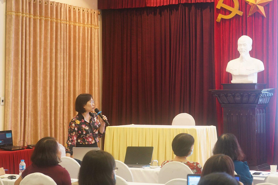 Báo cáo viên Trần Thị Hạnh trình bày các văn bản mới về công tác tài chính, tài sản công đoàn Báo cáo viên Trần Thị Hạnh trình bày các văn bản mới về công tác tài chính, tài sản công đoàn