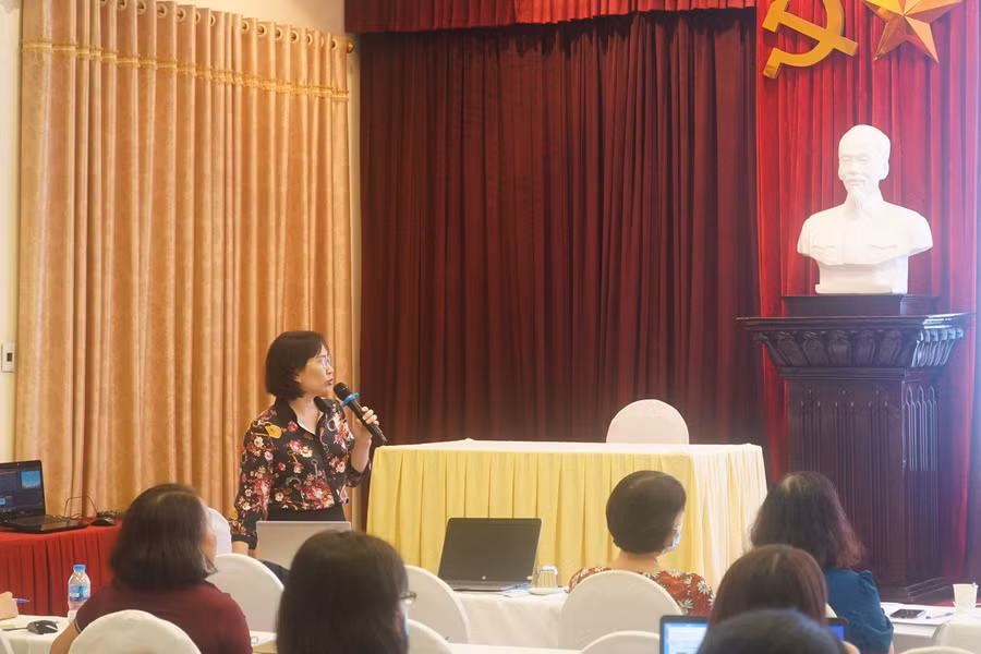 Báo cáo viên Trần Thị Hạnh trình bày các văn bản mới về công tác tài chính, tài sản công đoàn