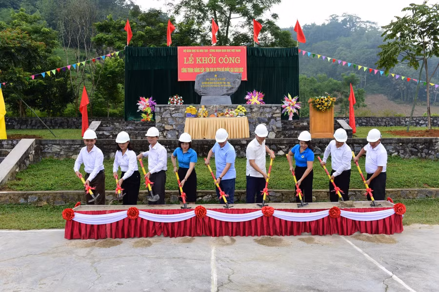 Các đại biểu thực hiện nghi thức khởi công.