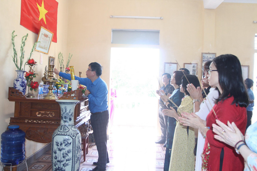 Thắp hương tại phòng lưu niệm cô giáo Bùi Thị Thanh Xuân tại Trường TH&THCS Thụy Dân Thắp hương tại phòng lưu niệm cô giáo Bùi Thị Thanh Xuân tại Trường TH&THCS Thụy Dân