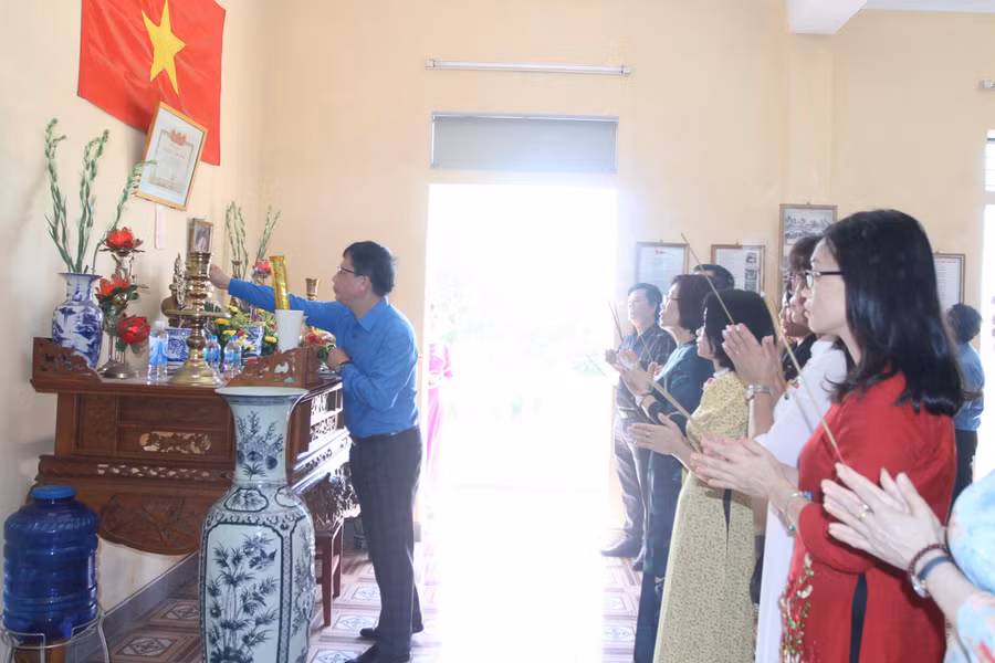 Thắp hương tại phòng lưu niệm cô giáo Bùi Thị Thanh Xuân tại Trường TH&amp;THCS Thụy Dân