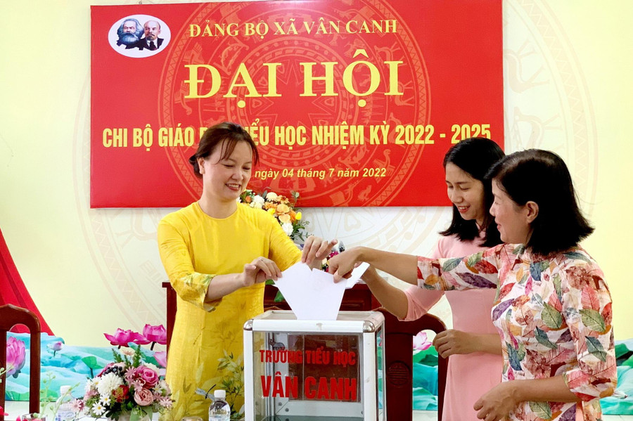 Cô Nguyễn Thị Hiền Lương - Hiệu trưởng trường Tiểu học Vân Canh (bên trái) Cô Nguyễn Thị Hiền Lương - Hiệu trưởng trường Tiểu học Vân Canh (bên trái)