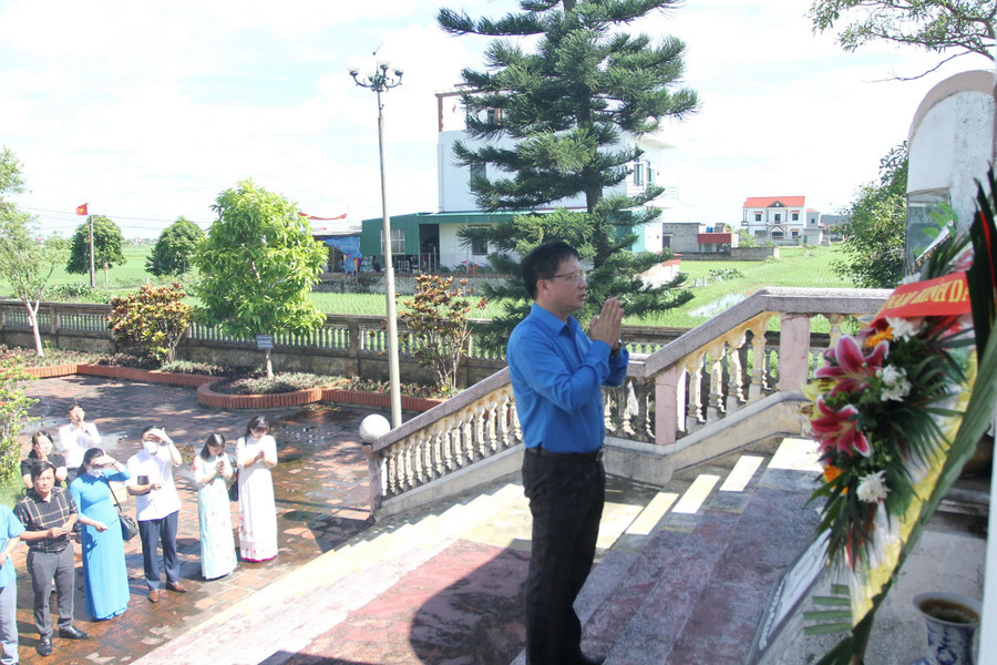 Đoàn công tác viếng nghĩa trang liệt sỹ 21/10 Đoàn công tác viếng nghĩa trang liệt sỹ 21/10