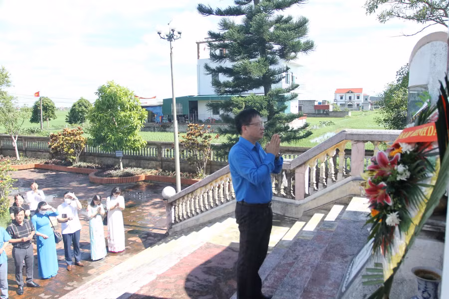Đoàn công tác viếng nghĩa trang liệt sỹ 21/10