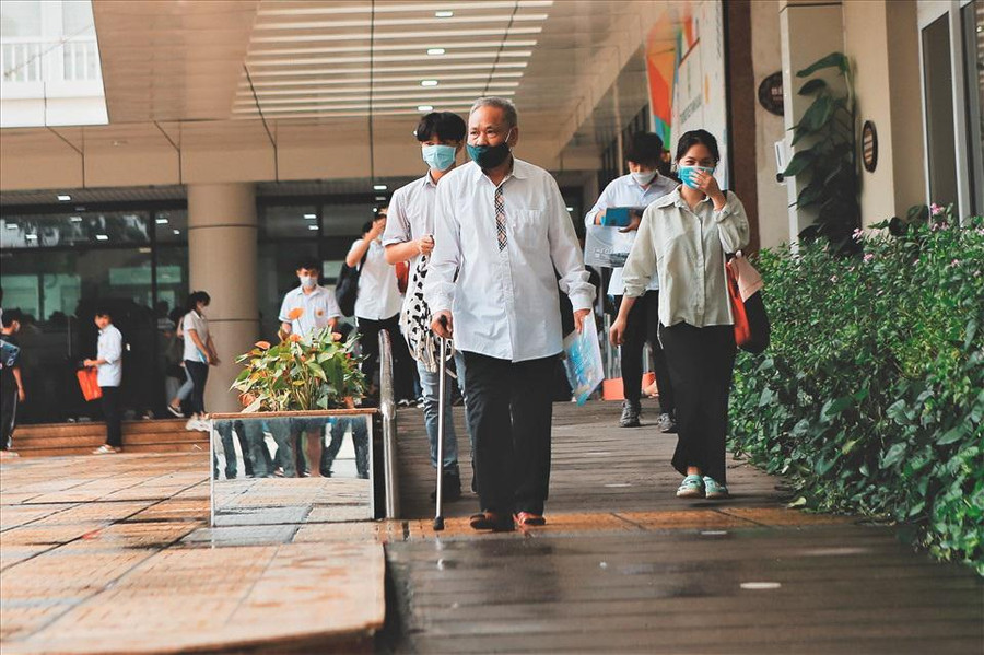 Ông Nguyễn Huy Kỳ dự thi tốt nghiệp THPT 2022